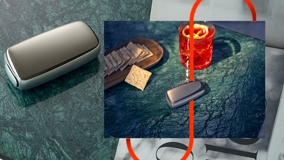 Úspory při nahřívání tabáku vs. Kouření - zařízení Ploom X na modrém pozadí